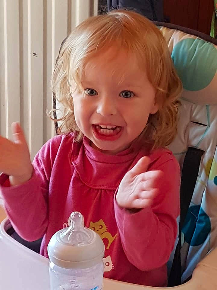 Lea a rejoint le concours — aidez-le/la à gagner de superbes lots ! baby_food, child, eating, fun, girl, infant, joy, person, play, skin, smile, toddler, tooth