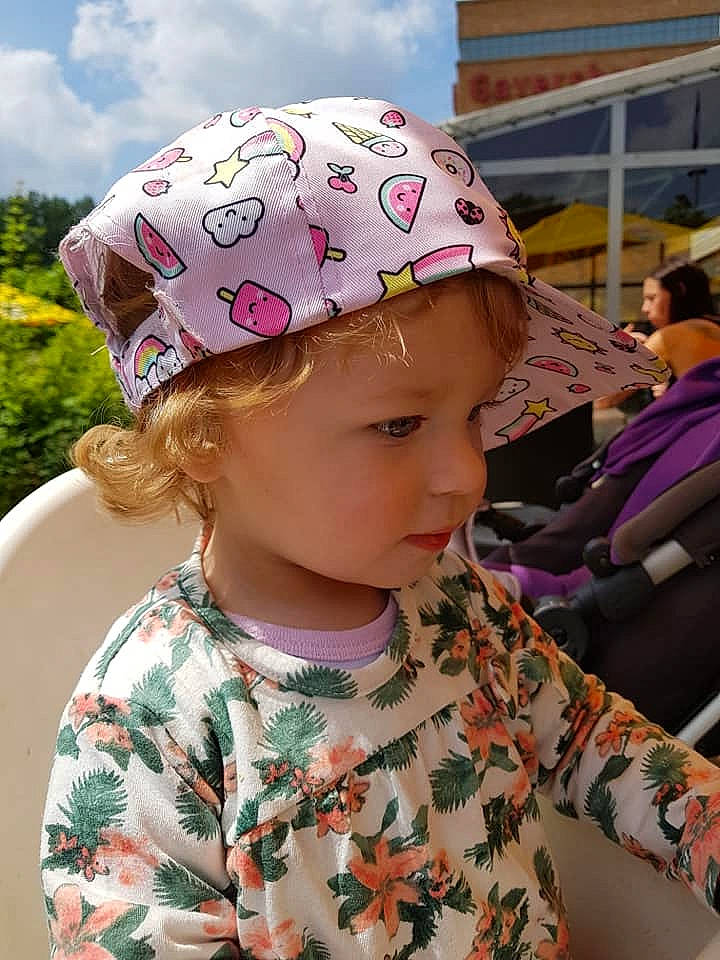 Lea a rejoint le concours — aidez-le/la à gagner de superbes lots ! beanie, cap, child, fashion_accessory, girl, hair_accessory, hat, headgear, headwear, infant, knit_cap, person, pink, product, sun_hat, toddler