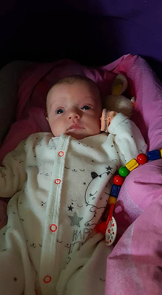 Mia a rejoint le concours — aidez-le/la à gagner de superbes lots ! bedtime, cheek, child, ear, eye, finger, fun, girl, hand, head, infant, iris, mouth, nose, organ, person, pink, product, skin, sleep