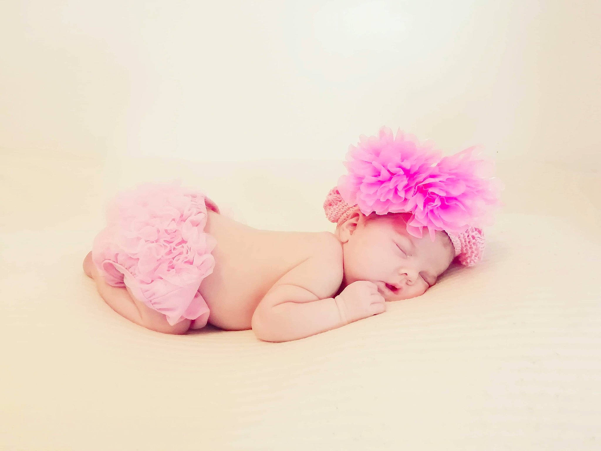 Heloise participe au concours pour gagner de l'argent avec cette photo : baby, baby_bloomers, baby_sleeping, baby_toddler_clothing, beanie, cap, child, costume_accessory, fashion_accessory, fur, hair_accessory, headgear, headpiece, headwear, person, photograph, photography, pink, plant, portrait_photography