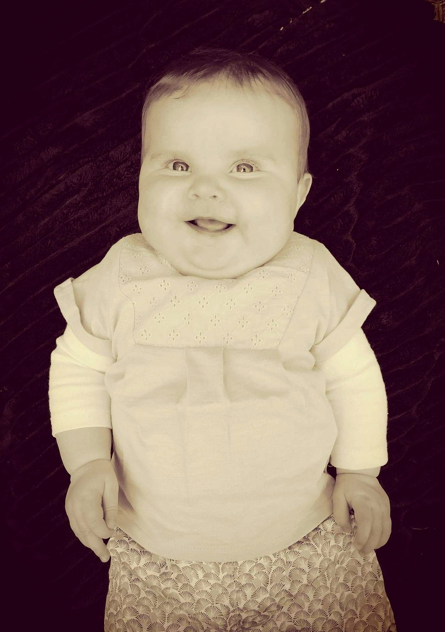 Heloise participe au concours pour gagner de l'argent avec cette photo : baby, black, black_and_white, cheek, child, chin, eye, face, facial_expression, head, joy, lip, monochrome, people, person, photograph, skin, smile, snapshot, standing