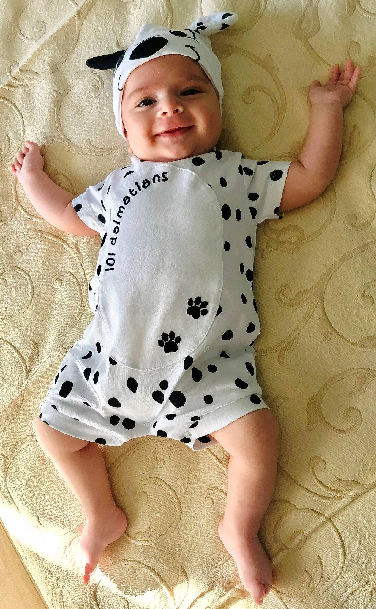 Lorenzo a rejoint le concours — aidez-le/la à gagner de superbes lots ! arm, baby_toddler_clothing, cap, face, facial_expression, finger, headgear, headwear, human_body, joint, joy, leg, neck, one_piece_garment, person, photograph, pink, skin, sleeve, smile