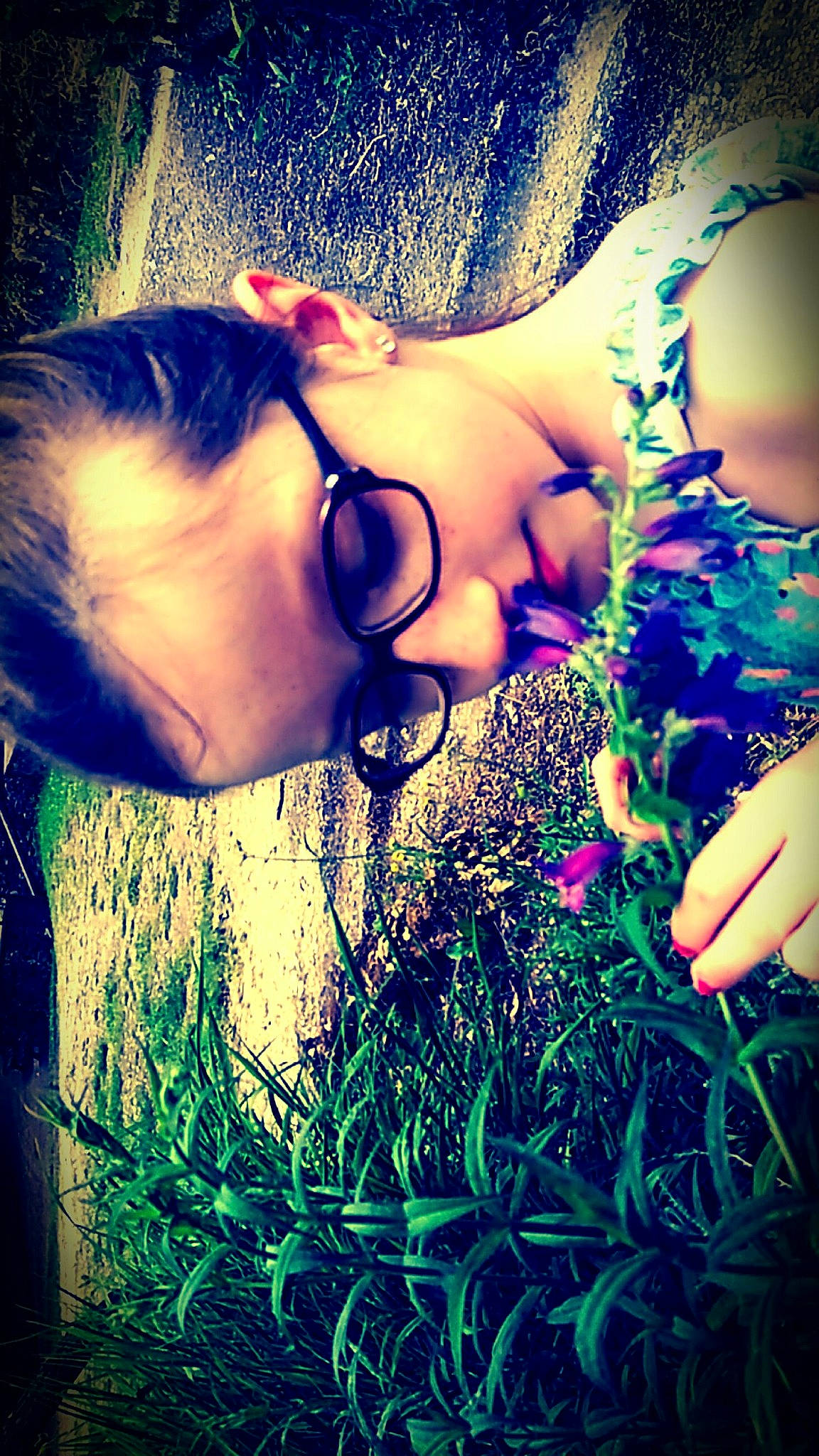 Cassidy a rejoint le concours — aidez-le/la à gagner de superbes lots ! arm, beard, eyebrow, eyelash, eyewear, facial_expression, flash_photography, gesture, glasses, grass, hair, hairstyle, happy, light, lip, mouth, neck, people_in_nature, person, plant