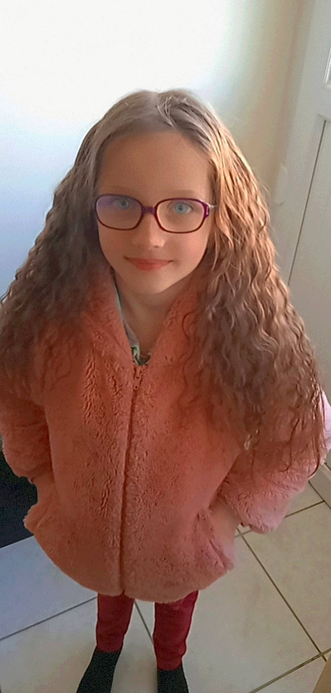 Cassidy a rejoint le concours — aidez-le/la à gagner de superbes lots ! eyebrow, eyelash, eyewear, face, flash_photography, forehead, hair, hairstyle, head, headgear, jaw, joy, lip, neck, outerwear, person, shoulder, skin, sleeve, sunglasses