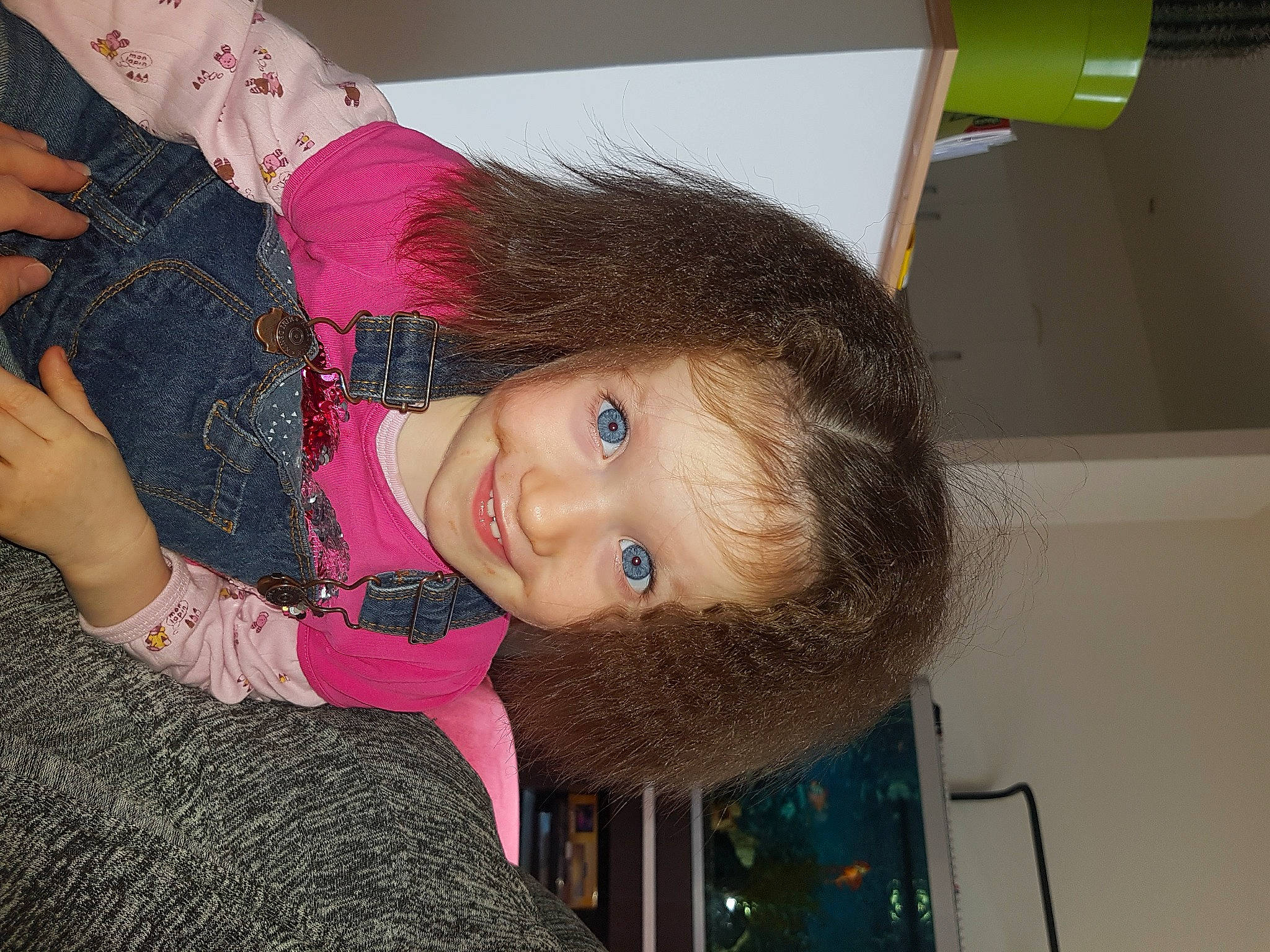 Cassidy a rejoint le concours — aidez-le/la à gagner de superbes lots ! black_hair, cheek, child, chin, ear, eye, eyebrow, eyelash, fashion_accessory, fun, gesture, hair, happy, head, iris, joy, nose, person, room, skin