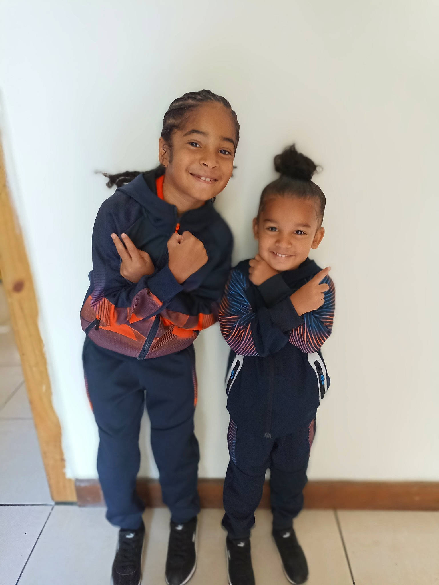 Jahwen participe au concours pour gagner de l'argent avec cette photo : baby_toddler_clothing, boot, event, face, flash_photography, flooring, formal_wear, fun, gesture, happy, joy, knee, leg, person, shoe, sleeve, smile, sneakers, standing, thigh