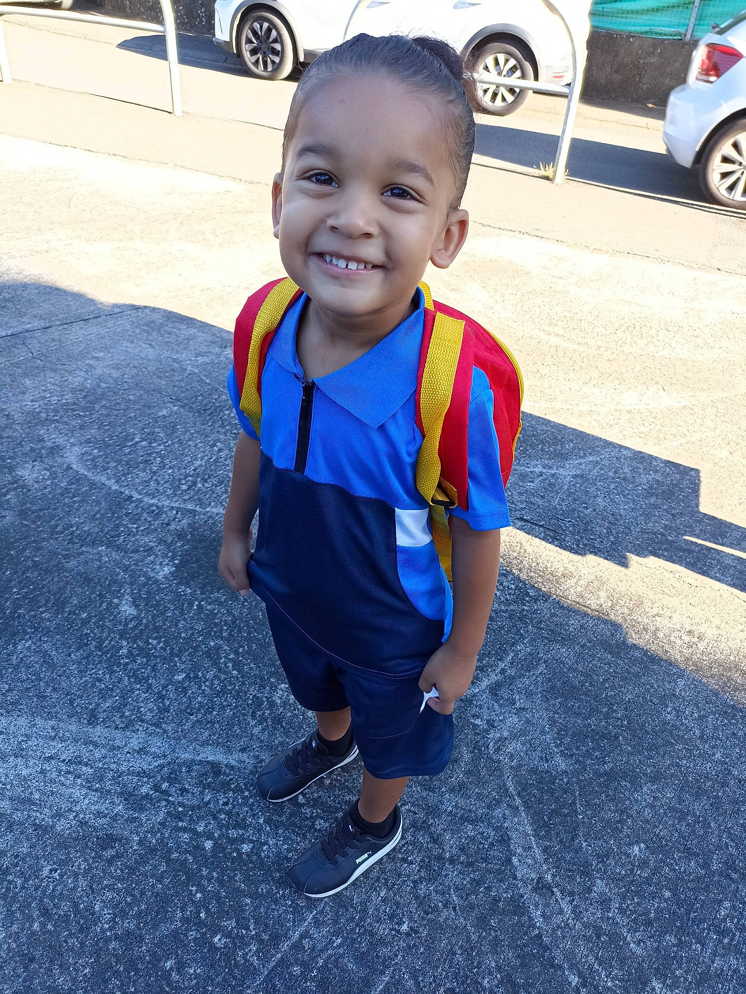 Jahwen participe au concours pour gagner de l'argent avec cette photo : asphalt, automotive_tire, baby, black, car, child, electric_blue, eye, face, happy, head, joy, person, plant, road, road_surface, shoe, sidewalk, smile, tire