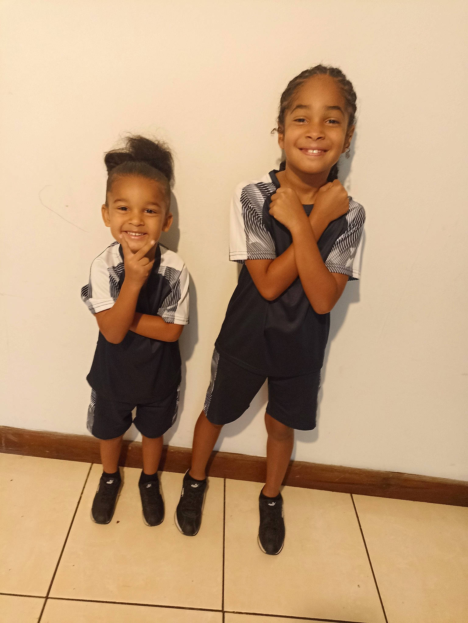 Jahwen participe au concours pour gagner de l'argent avec cette photo : arm, art, clothing, face, fashion, flooring, footwear, gesture, happy, joint, joy, leg, person, shoe, shorts, shoulder, sleeve, smile, sneakers, standing