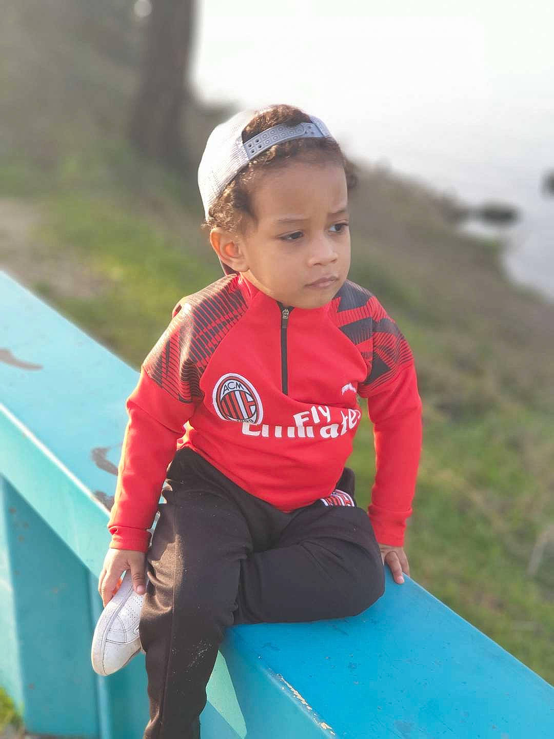 Aymen participe au concours pour gagner de l'argent avec cette photo : child, competition_event, electric_blue, fun, grass, happy, hoodie, leisure, person, personal_protective_equipment, recreation, running, sitting, sleeve, t_shirt, toddler, vacation