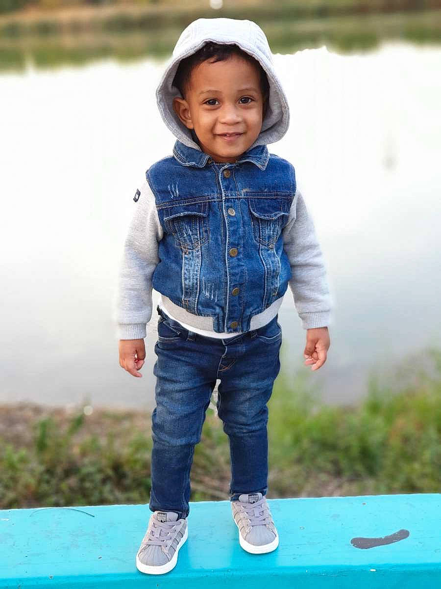 Aymen participe au concours pour gagner de l'argent avec cette photo : baby_toddler_clothing, blue, cap, cool, denim, facial_expression, grass, green, happy, jeans, joy, outerwear, person, photograph, skin, sleeve, smile, standing, street_fashion, toddler