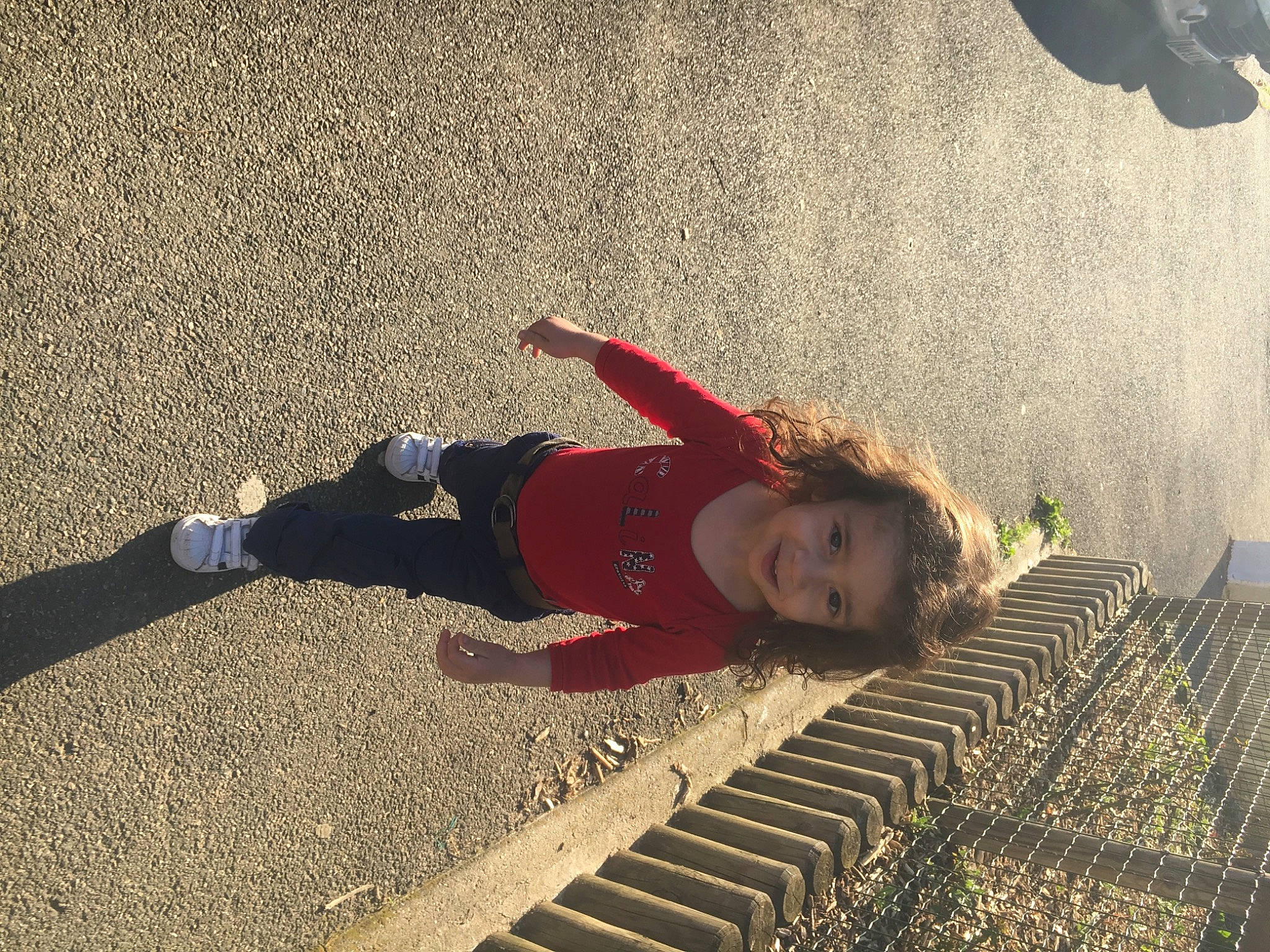 Kensy participe au concours pour gagner de l'argent avec cette photo : asphalt, child, concrete, flooring, fun, grass, human_leg, joy, landscape, leisure, people_in_nature, person, road, road_surface, shadow, sidewalk, soil, tints_and_shades, toddler, walking_shoe