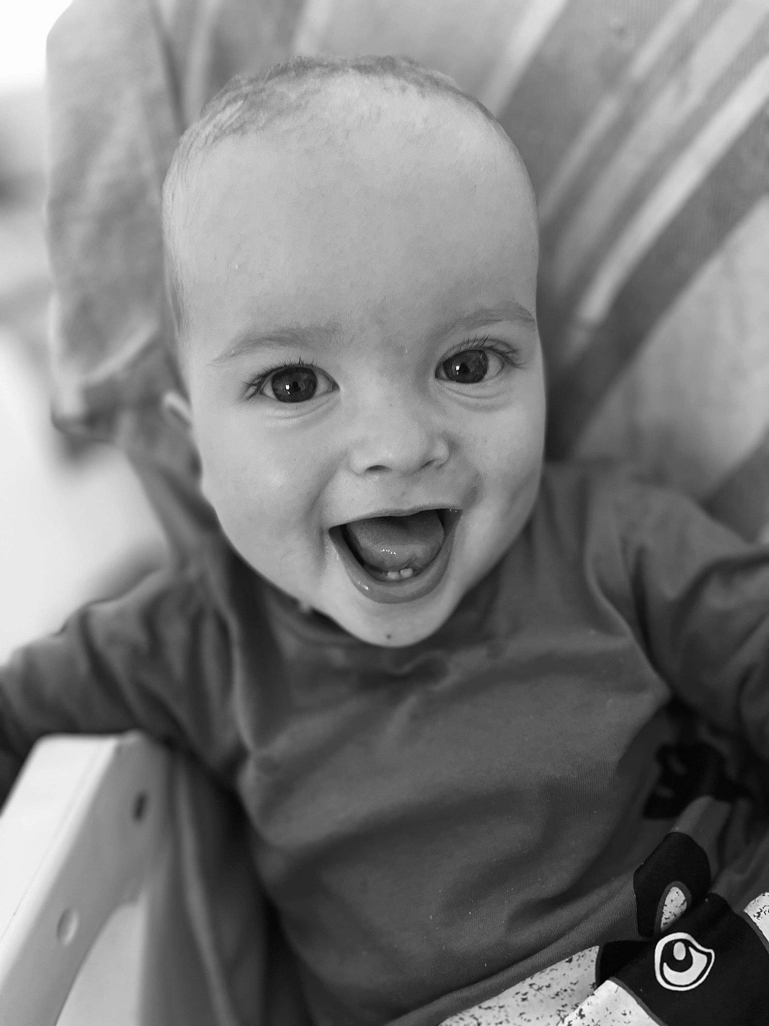 Enaël participe au concours pour gagner de l'argent avec cette photo : baby, black, black_and_white, cheek, chin, ear, eyebrow, happy, human_body, iris, mouth, nose, organ, person, photograph, skin, sleeve, smile, style, tooth