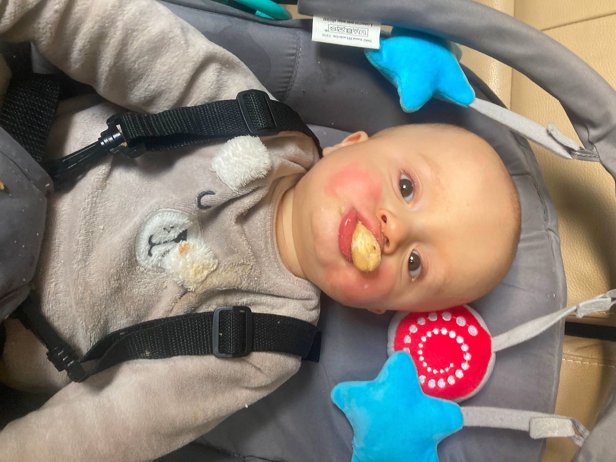 Tylio participe au concours pour gagner de l'argent avec cette photo : baby, baby_carriage, baby_products, baby_safety, baby_toddler_clothing, baby_toys, car_seat, cheek, child, comfort, eye, eyelash, person, skin, toddler