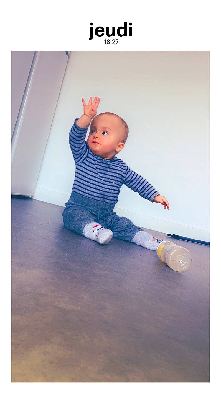 Tylio participe au concours pour gagner de l'argent avec cette photo : baby, baby_toddler_clothing, child, electric_blue, floor, flooring, happy, hardwood, knee, leisure, magenta, pattern, person, play, sitting, sleeve, sock, t_shirt, thumb, toddler