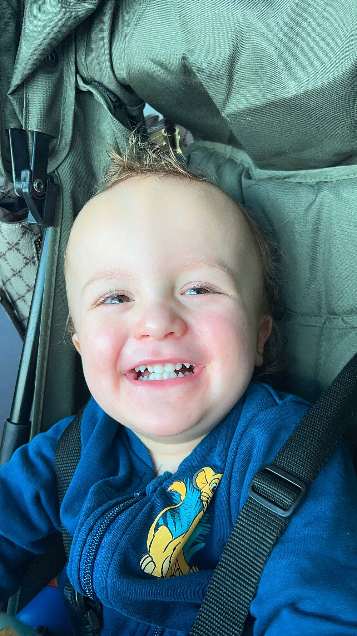 Tylio participe au concours pour gagner de l'argent avec cette photo : baby, baby_laughing, baby_products, baby_toddler_clothing, blue, cheek, child, comfort, electric_blue, face, fun, happy, iris, joy, mouth, nose, people, person, product, smile