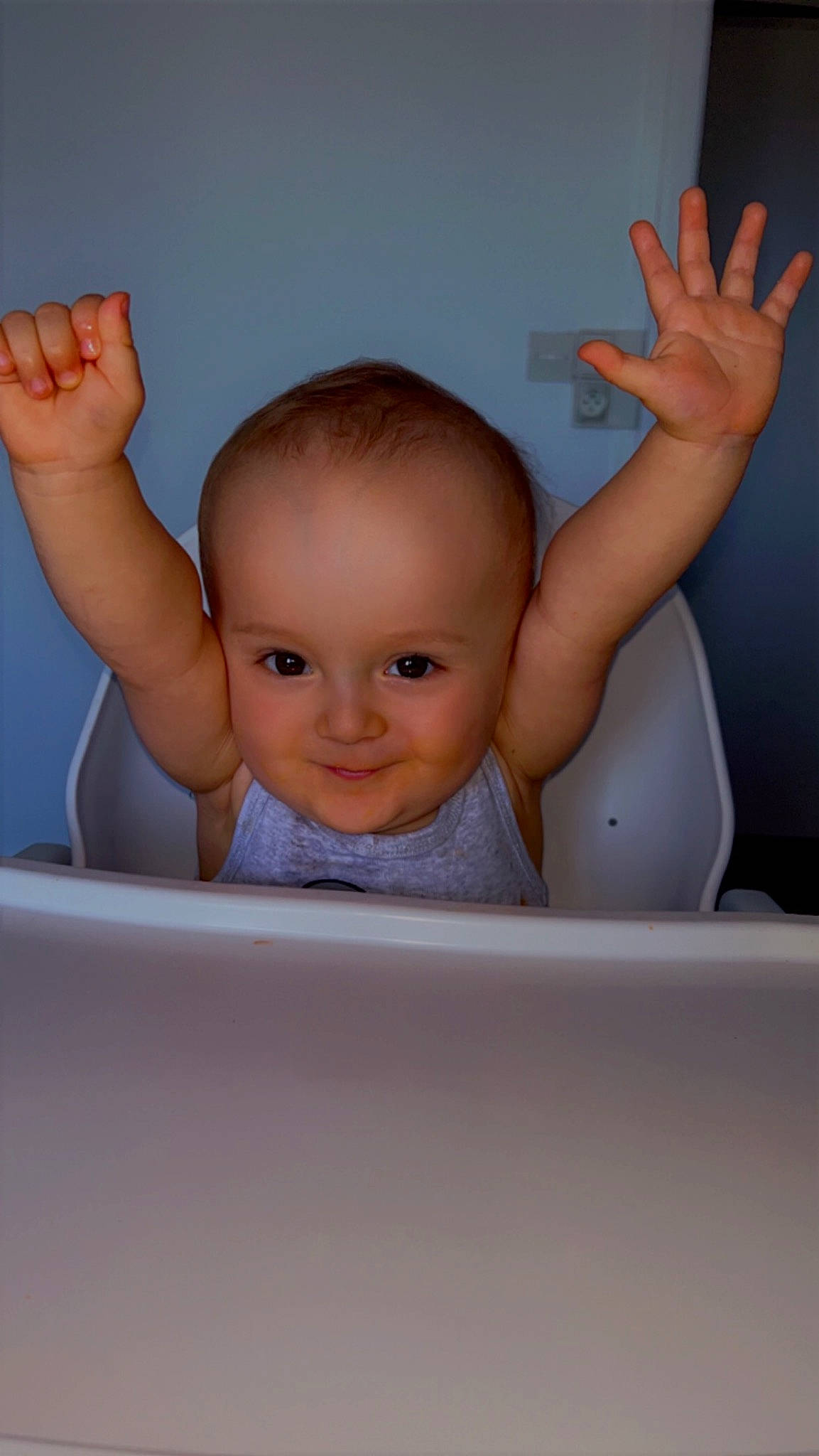 Tylio participe au concours pour gagner de l'argent avec cette photo : arm, baby, baby_bathing, cheek, chest, chin, ear, finger, gesture, hand, happy, human_body, joint, joy, neck, nose, person, skin, smile, stomach