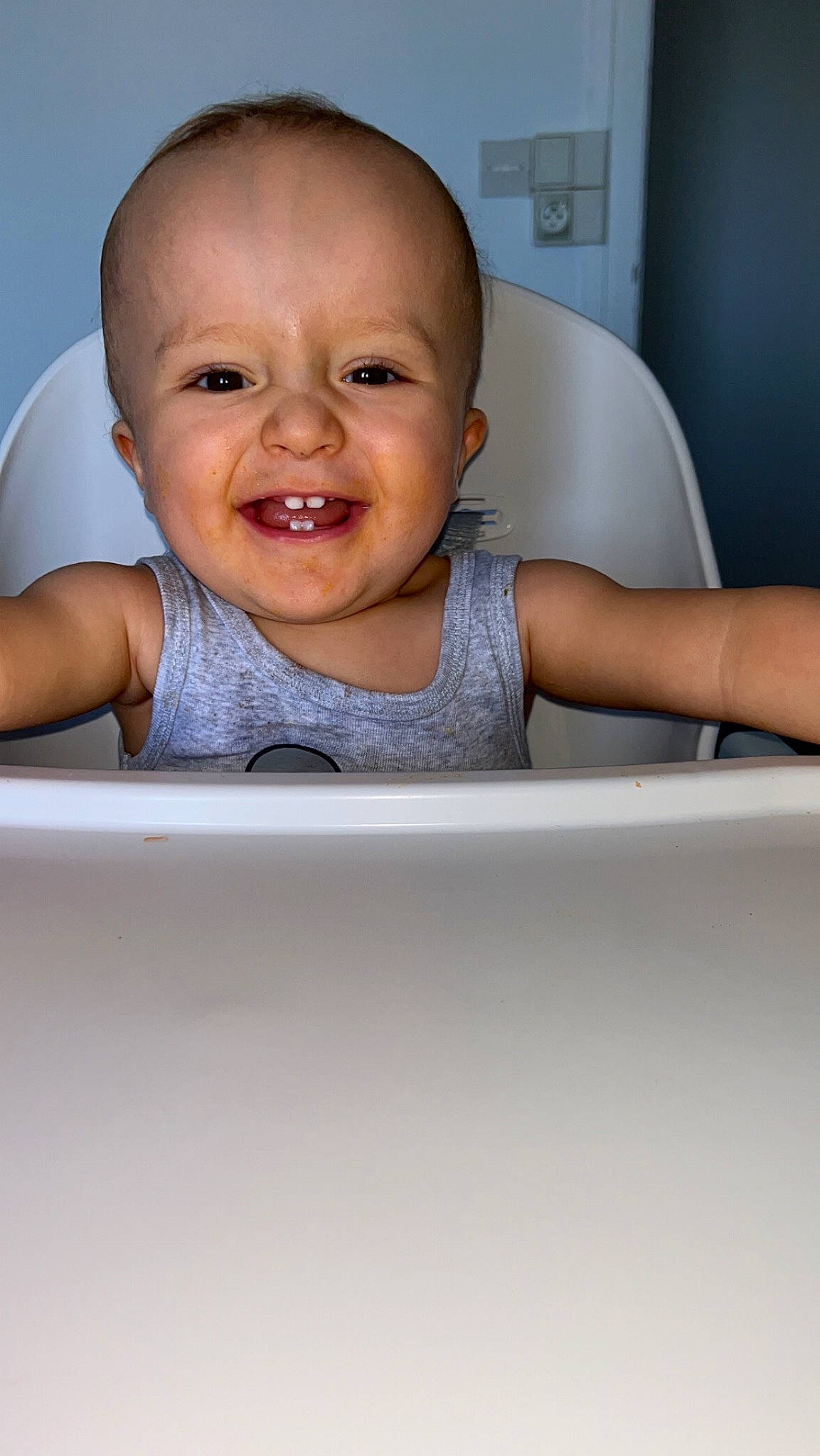 Tylio participe au concours pour gagner de l'argent avec cette photo : baby, baby_laughing, baby_products, baby_toddler_clothing, cheek, child, comfort, eyebrow, facial_expression, finger, fun, happy, humour, laugh, mouth, nose, person, skin, sleeve, smile