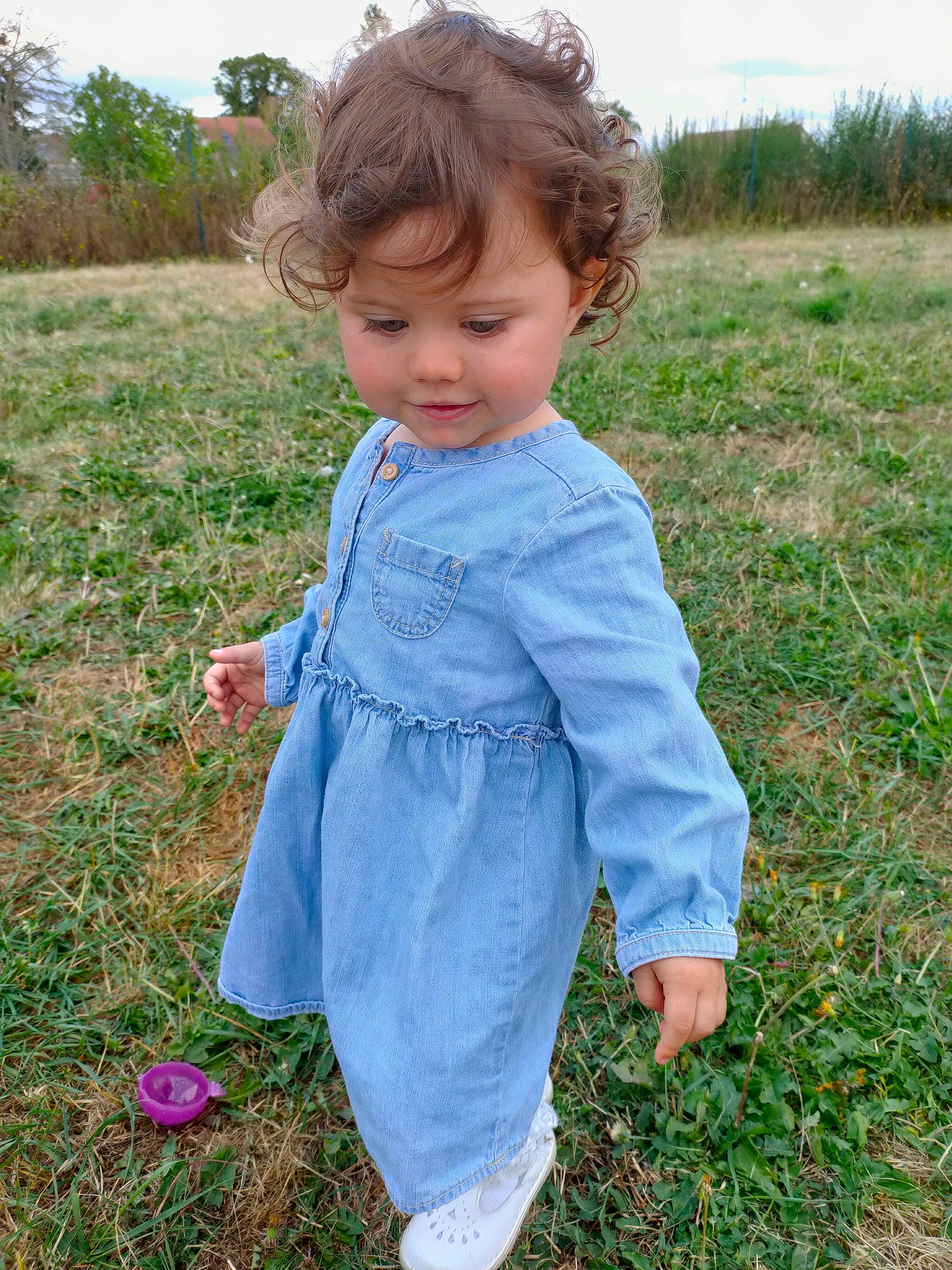 Lylou a rejoint le concours — aidez-le/la à gagner de superbes lots ! baby_toddler_clothing, child, day_dress, denim, dress, electric_blue, flower, grass, grassland, hair, meadow, outerwear, pattern, people_in_nature, person, plant, prairie, sky, sleeve, toddler