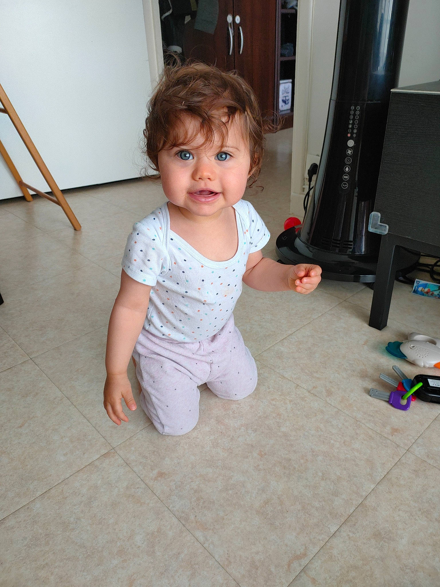 Lylou participe au concours pour gagner de l'argent avec cette photo : baby, baby_toddler_clothing, cheek, child, chin, computer_monitor, floor, flooring, foot, fun, hair, hardwood, human_body, human_leg, joint, person, shoulder, sitting, sleeve, toddler