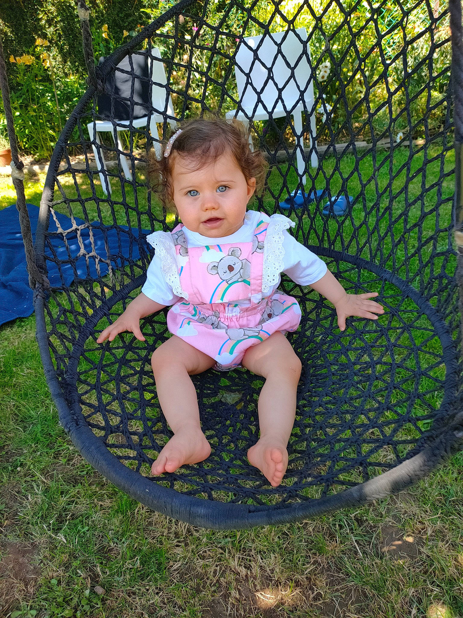 Lylou a rejoint le concours — aidez-le/la à gagner de superbes lots ! baby, baby_toddler_clothing, child, facial_expression, fence, fun, garden, grass, grass_family, lawn, leisure, mesh, people_in_nature, person, plant, play, recreation, sitting, toddler, tree