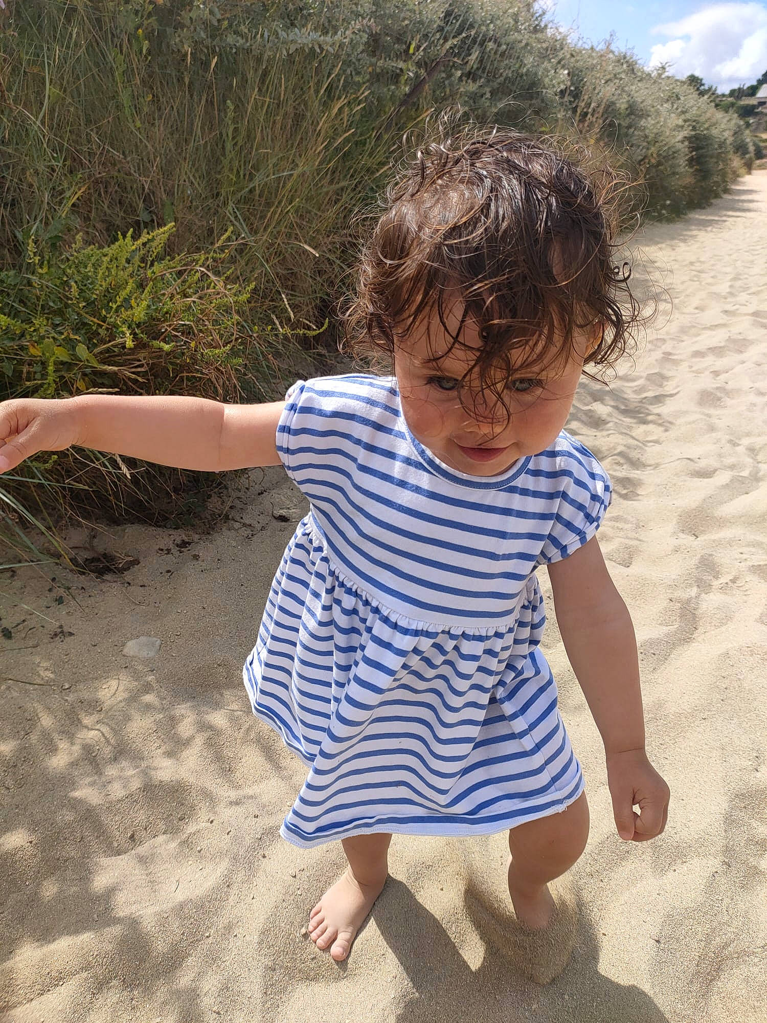 Lylou participe au concours pour gagner de l'argent avec cette photo : baby, baby_toddler_clothing, barefoot, cloud, foot, fun, gesture, grass, hair, happy, human_leg, leisure, pattern, people_in_nature, person, shoulder, skin, sleeve, summer, t_shirt