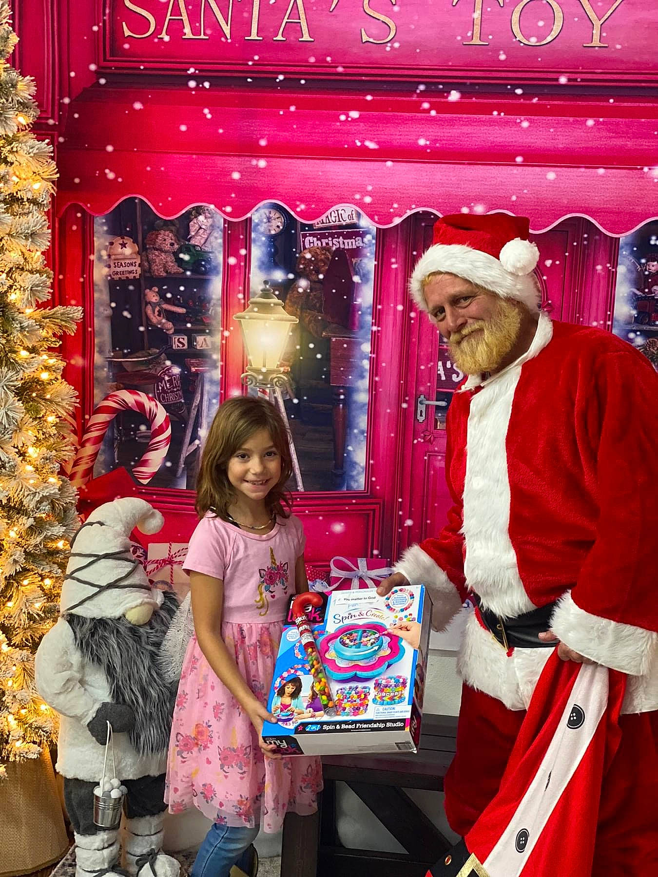 Payten is registered to the contest to win money with this photo: christmas, christmas_decoration, christmas_eve, decoration, event, fashion, fun, happy, hat, headwear, holiday, joy, luggage_and_bags, magenta, ornament, person, photograph, pink, santa_claus, smile