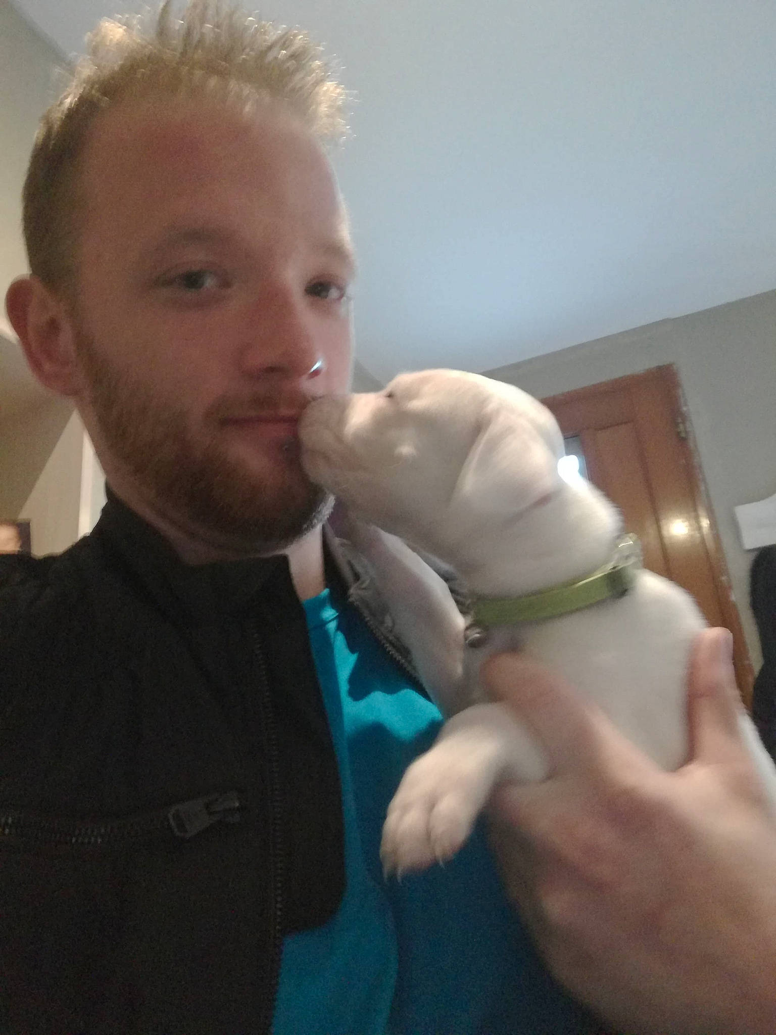 Jack participe au concours pour gagner de l'argent avec cette photo : arm, beard, chin, ear, facial_hair, finger, fun, hair, hairstyle, hand, jaw, mouth, muscle, neck, person, trunk, vertebrate