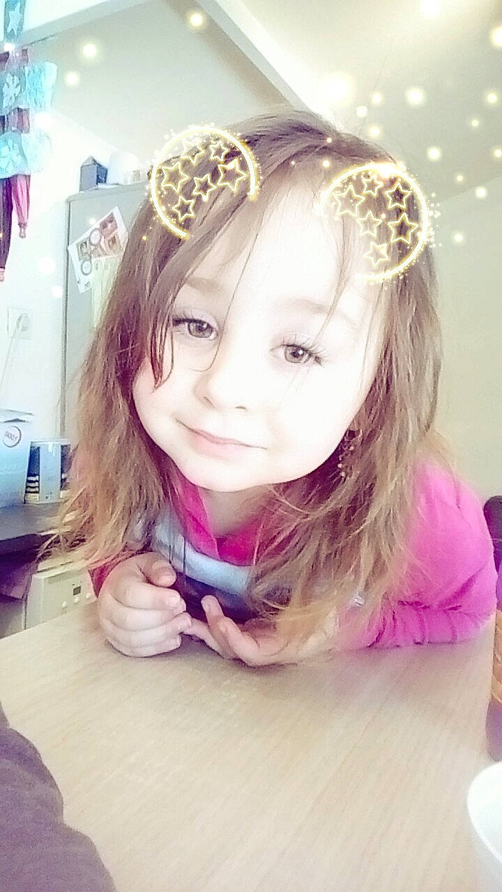 Shana participe au concours pour gagner de l'argent avec cette photo : beauty, eye, eyebrow, face, forehead, hair, hair_accessory, hair_coloring, hairstyle, head, headgear, headpiece, lavender, lip, long_hair, person, pink, purple, selfie, skin