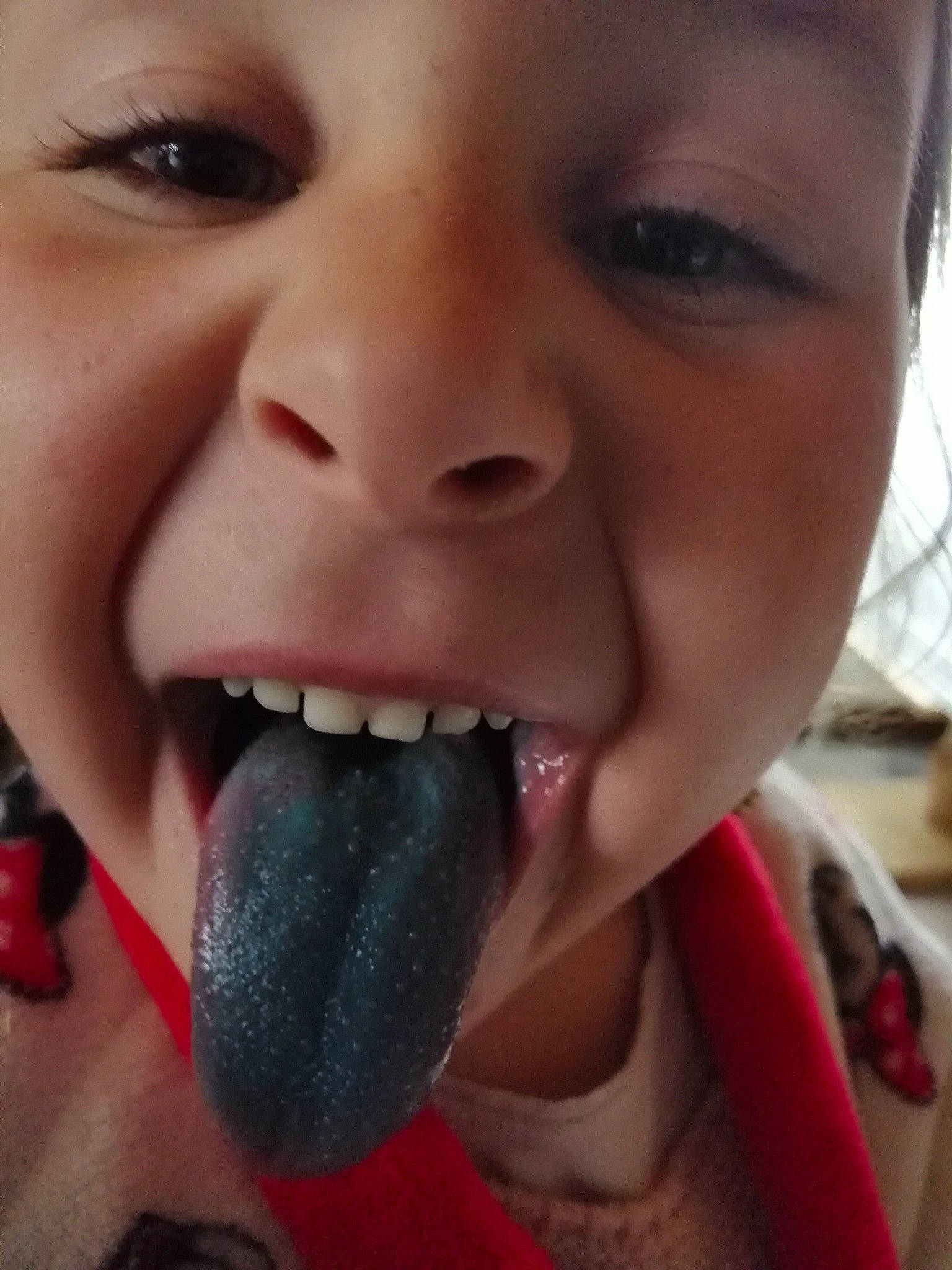 Shana participe au concours pour gagner de l'argent avec cette photo : cheek, child, close_up, eating, face, food, fun, head, human_body, jaw, joy, lip, mouth, nose, organ, person, smile, sweetness, toddler, tongue
