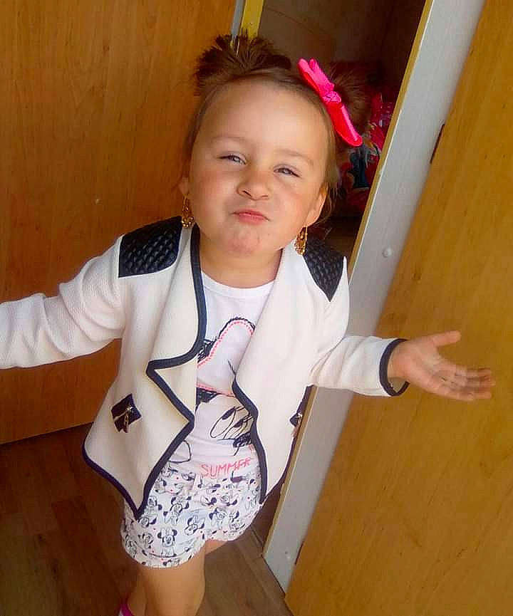 Shana participe au concours pour gagner de l'argent avec cette photo : child, person, toddler