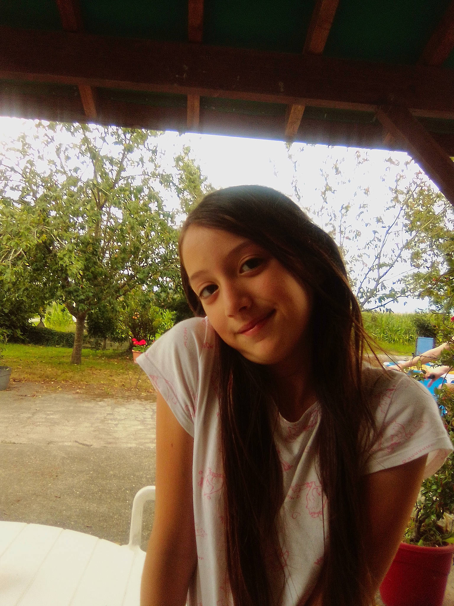 Pauline participe au concours pour gagner de l'argent avec cette photo : black_hair, blond, brown_hair, event, eyewear, facial_expression, fun, grass, happy, jewellery, joy, leisure, long_hair, person, plant, shoulder, skin, sky, smile, sunlight