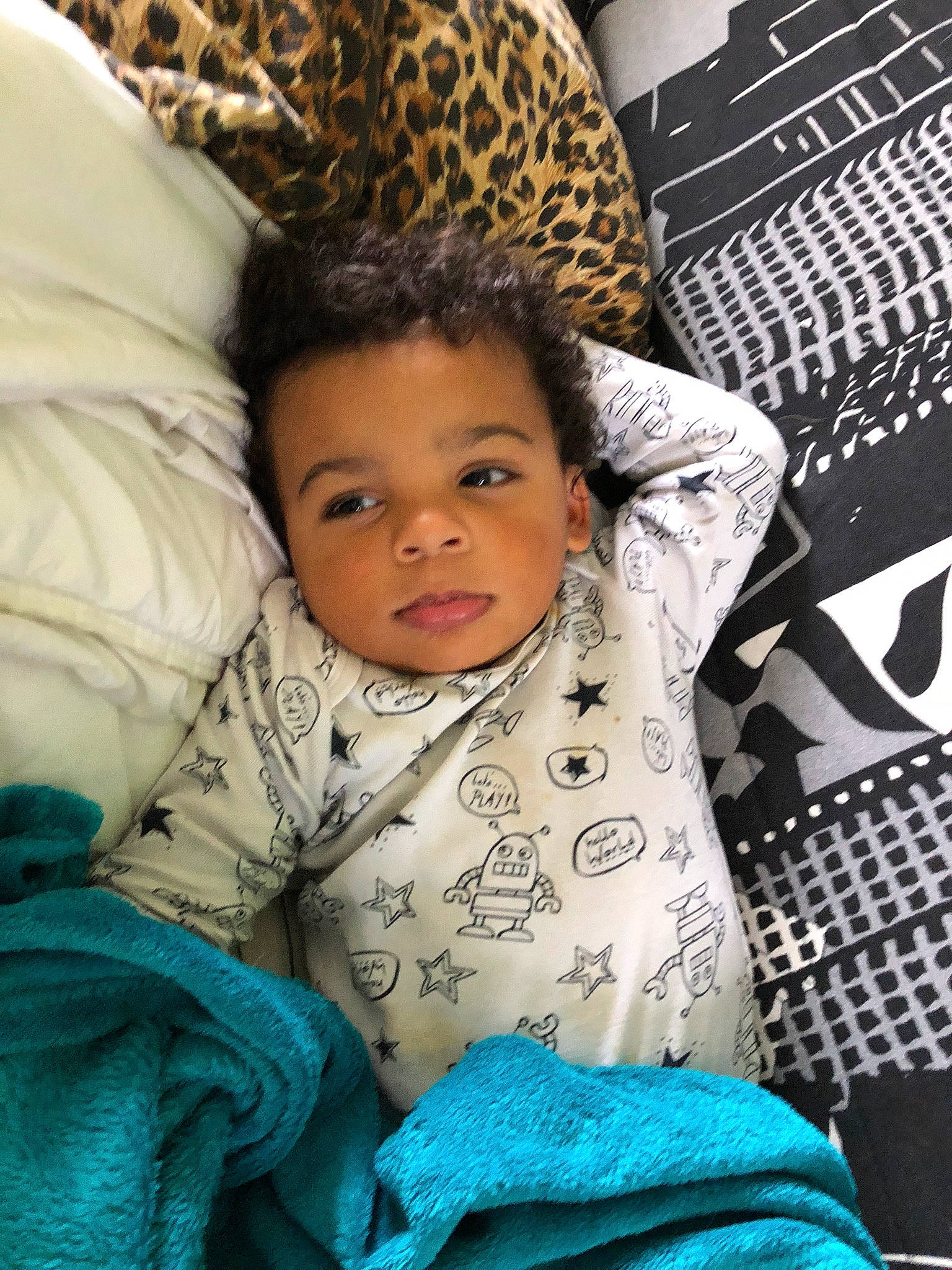 Aaron a rejoint le concours — aidez-le/la à gagner de superbes lots ! baby, bedtime, birth, cheek, child, comfort, eye, face, head, linens, nap, nose, person, sitting, skin, sleep, smile, textile, toddler