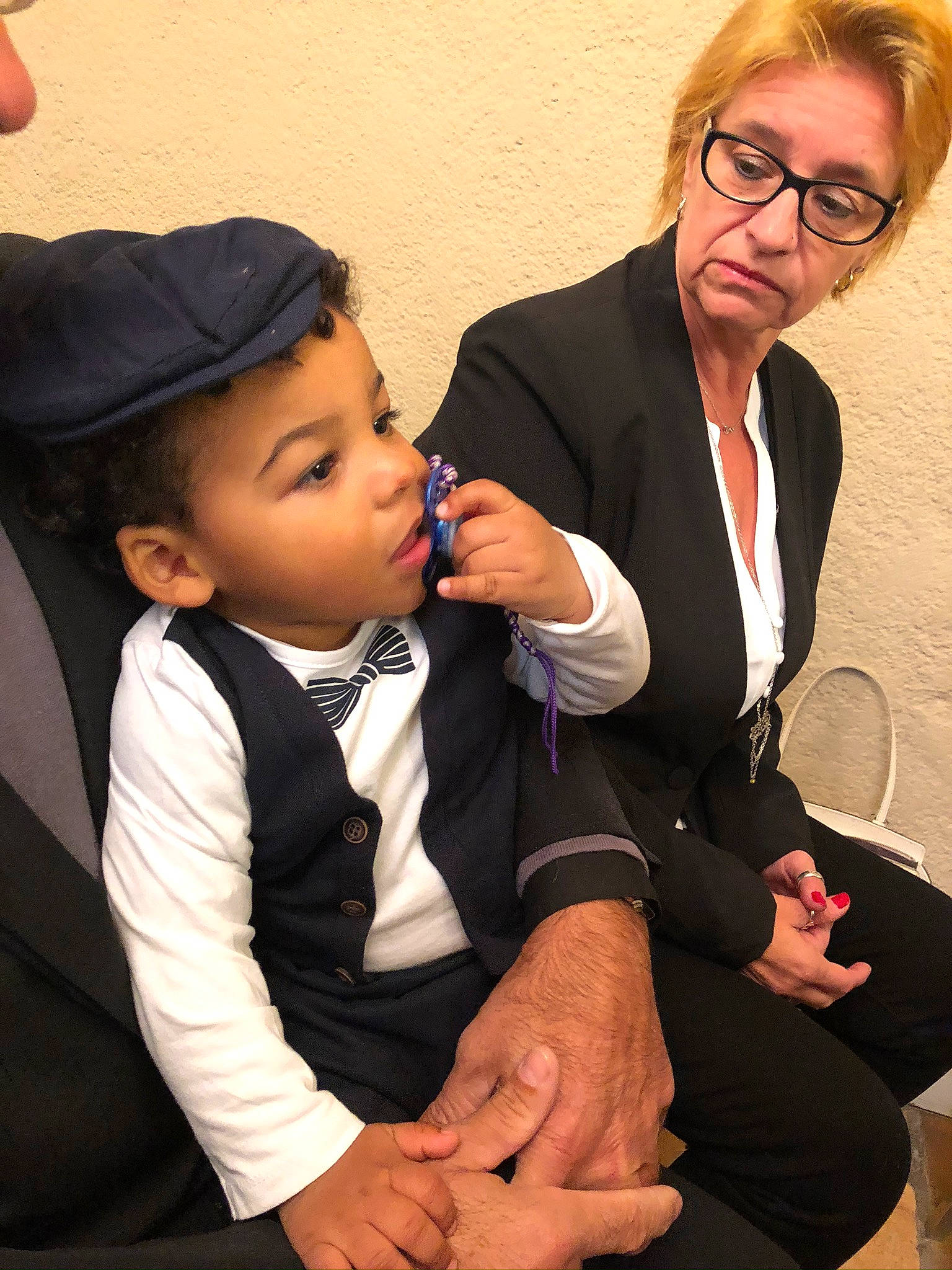 Aaron participe au concours pour gagner de l'argent avec cette photo : child, finger, formal_wear, person, sitting, sorrow