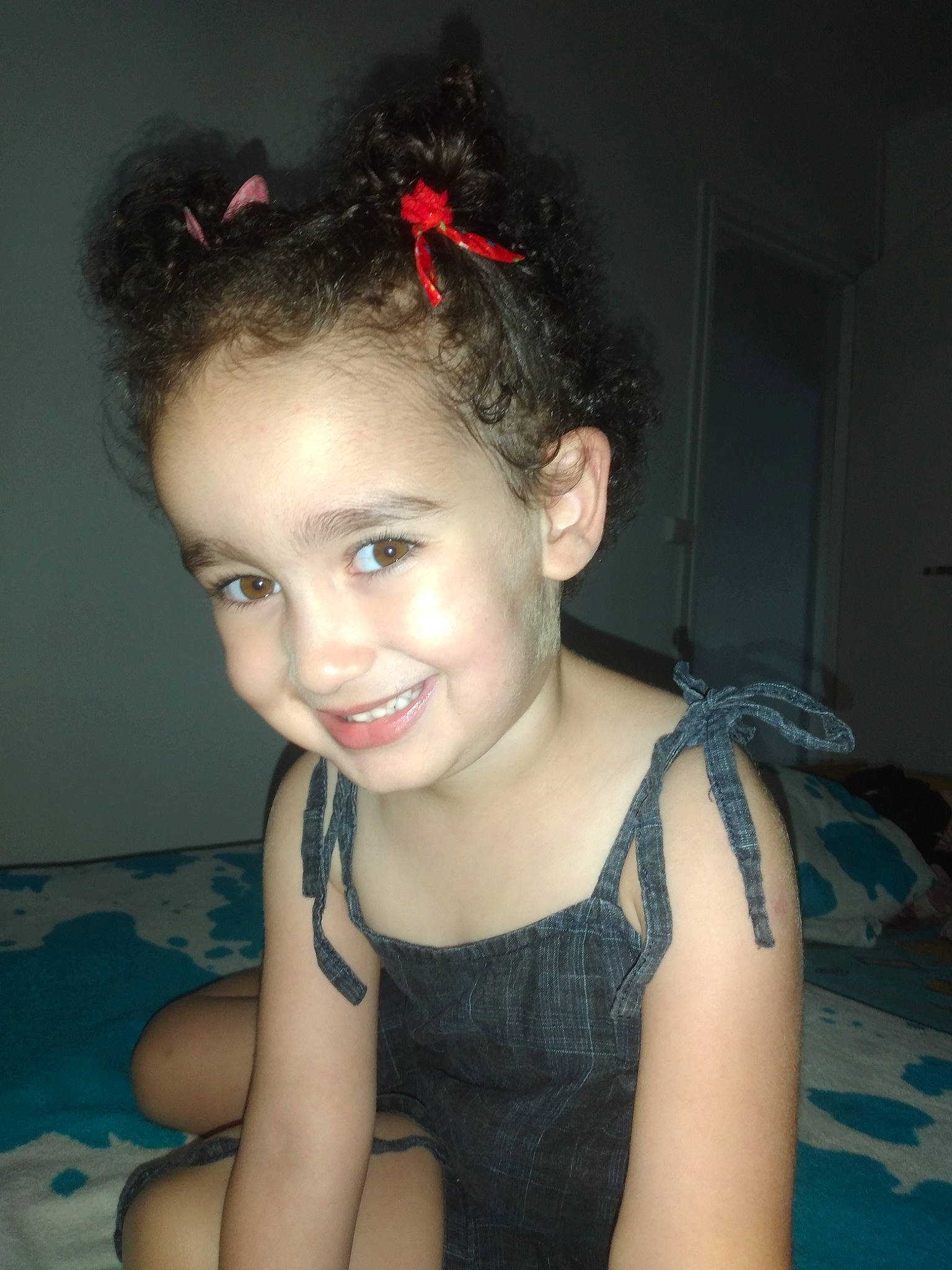 Zora a rejoint le concours — aidez-le/la à gagner de superbes lots ! active_tank, child_model, day_dress, ear, flash_photography, hair_accessory, hairstyle, iris, joy, mouth, person, throat, tooth