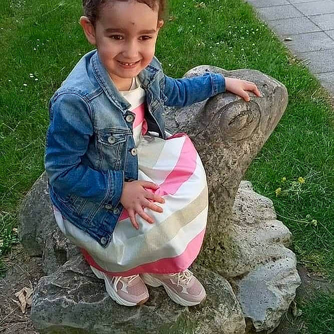 Zora participe au concours pour gagner de l'argent avec cette photo : baby_toddler_clothing, happy, human_body, jacket, joy, person, shoe, toddler
