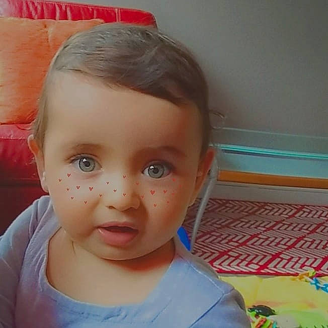 Aksel participe au concours pour gagner de l'argent avec cette photo : baby, baby_toddler_clothing, brown_hair, cheek, child, chin, couch, ear, eye, eyebrow, eyelash, forehead, iris, lip, mouth, neck, nose, organ, person, skin