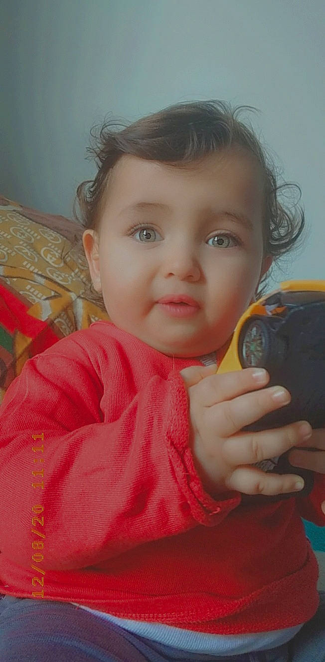 Aksel participe au concours pour gagner de l'argent avec cette photo : baby, baby_toddler_clothing, cheek, child, child_model, communication_device, eyelash, finger, gadget, hand, lip, mobile_phone, nail, person, portrait, telephony, toddler