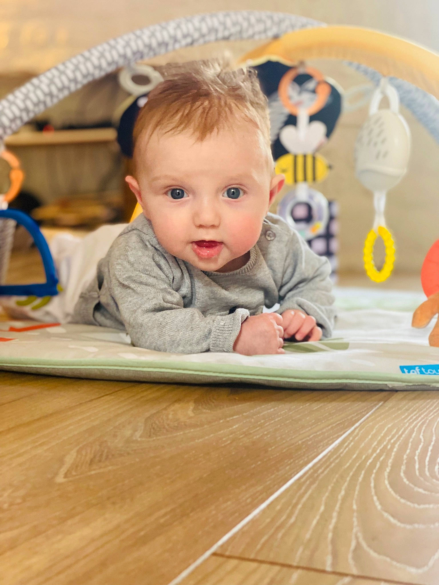 April a rejoint le concours — aidez-le/la à gagner de superbes lots ! baby, baby_toddler_clothing, cheek, child, eye, facial_expression, floor, flooring, fun, happy, hardwood, head, iris, leisure, person, room, skin, surprise, toddler, varnish