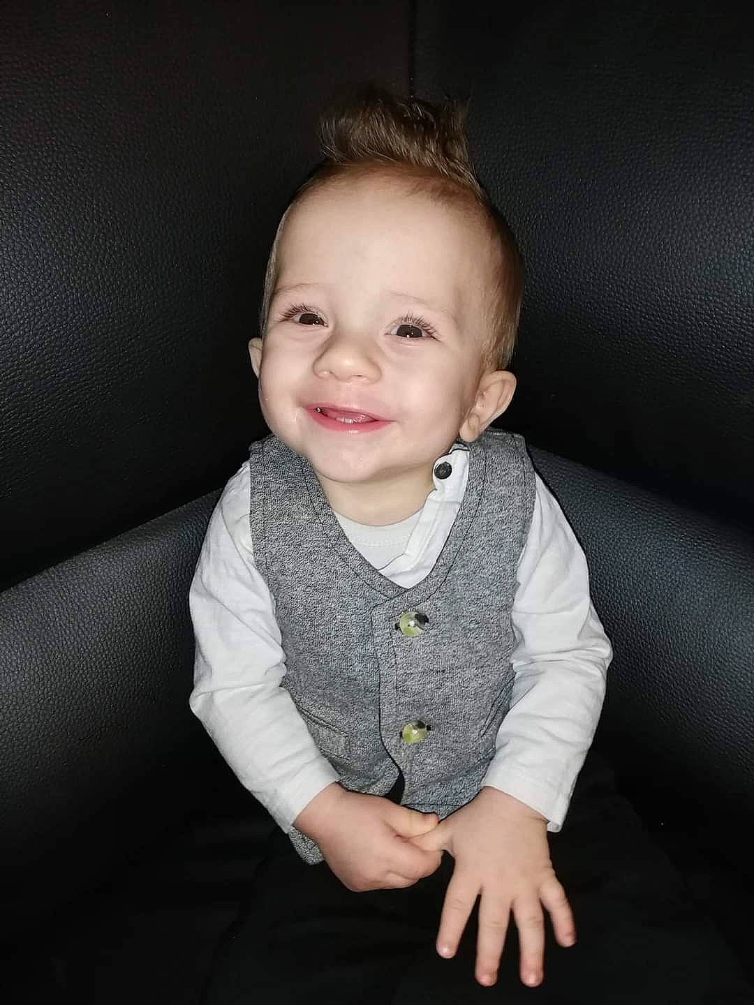 Julio a rejoint le concours — aidez-le/la à gagner de superbes lots ! baby, baby_toddler_clothing, cheek, child, collar, comfort, flash_photography, floor, flooring, fun, hair, happy, human_body, iris, joy, lip, nose, person, skin, sleeve