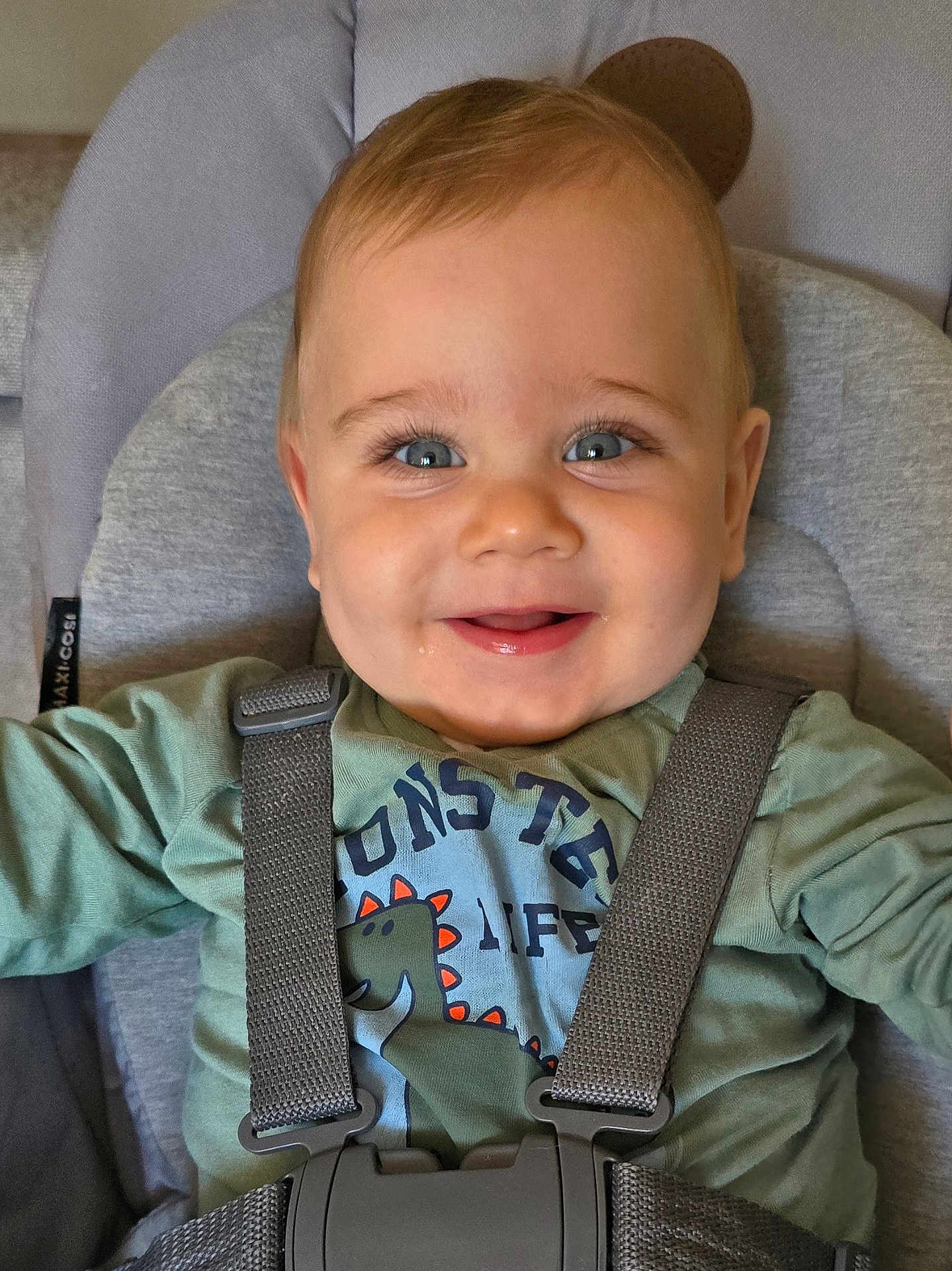 Timéo participe au concours pour gagner de l'argent avec cette photo : baby, child, smile, blue_eyes, dinosaur_print, car_seat, seatbelt, green_shirt, infant, happy, cute, portrait, indoors, childhood, closeup, person, baby_face, young_child, safety, seat_harness
