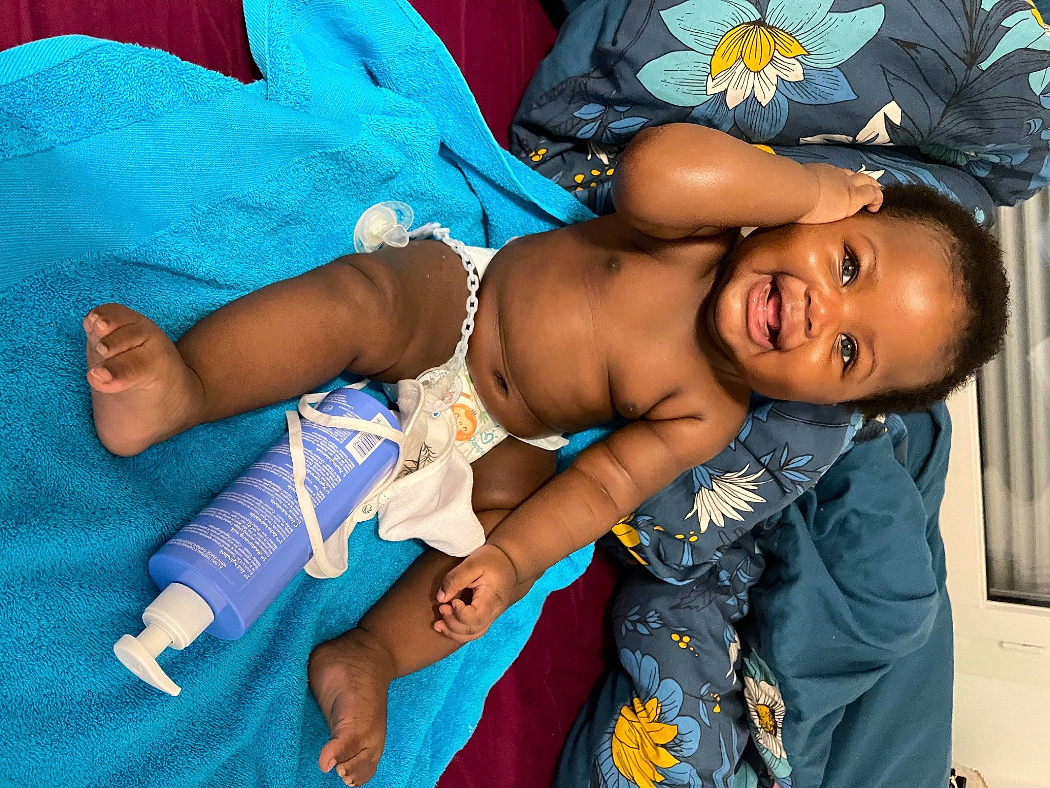 Daphné a rejoint le concours — aidez-le/la à gagner de superbes lots ! abdomen, azure, baby_toddler_clothing, black_hair, blue, child, electric_blue, eye, finger, fun, happy, hat, mouth, person, skin, smile, textile, thigh, toddler, trunk