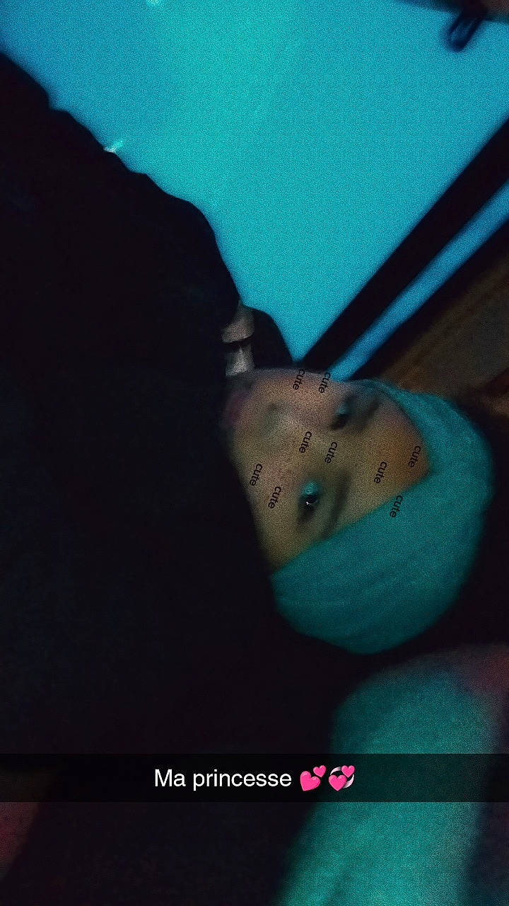 Maïssa a rejoint le concours — aidez-le/la à gagner de superbes lots ! cartilaginous_fish, electric_blue, electric_ray, fashion_accessory, fin, fish, flesh, font, jewellery, manta_ray, marine_biology, musical_instrument, person, rays_and_skates, rock, skate, stingray, underwater, water, window