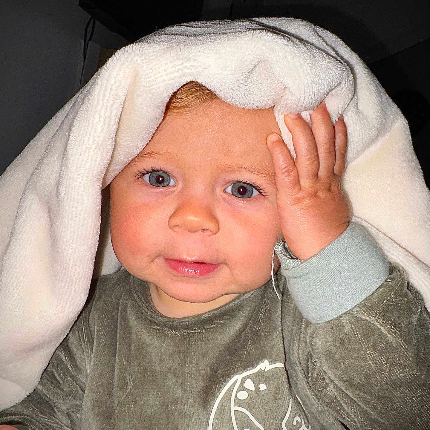 Liyem a rejoint le concours — aidez-le/la à gagner de superbes lots ! baby, blanket, child, clothing, curious, cute, expression, eyes, face, hand, head, indoor, person, portrait, skin, sleeve, smile, toddler, towel, young_child