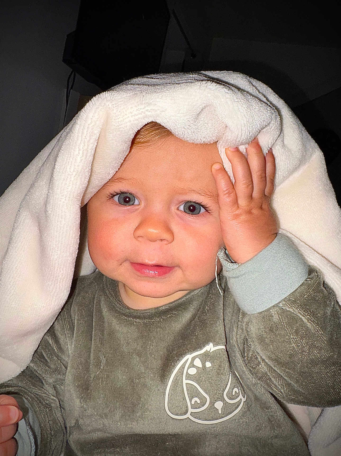 Liyem a rejoint le concours — aidez-le/la à gagner de superbes lots ! toddler, child, face, hand, towel, blanket, clothing, portrait, indoor, cute, curious, baby, sleeve, expression, young_child, skin, person, head, eyes, smile