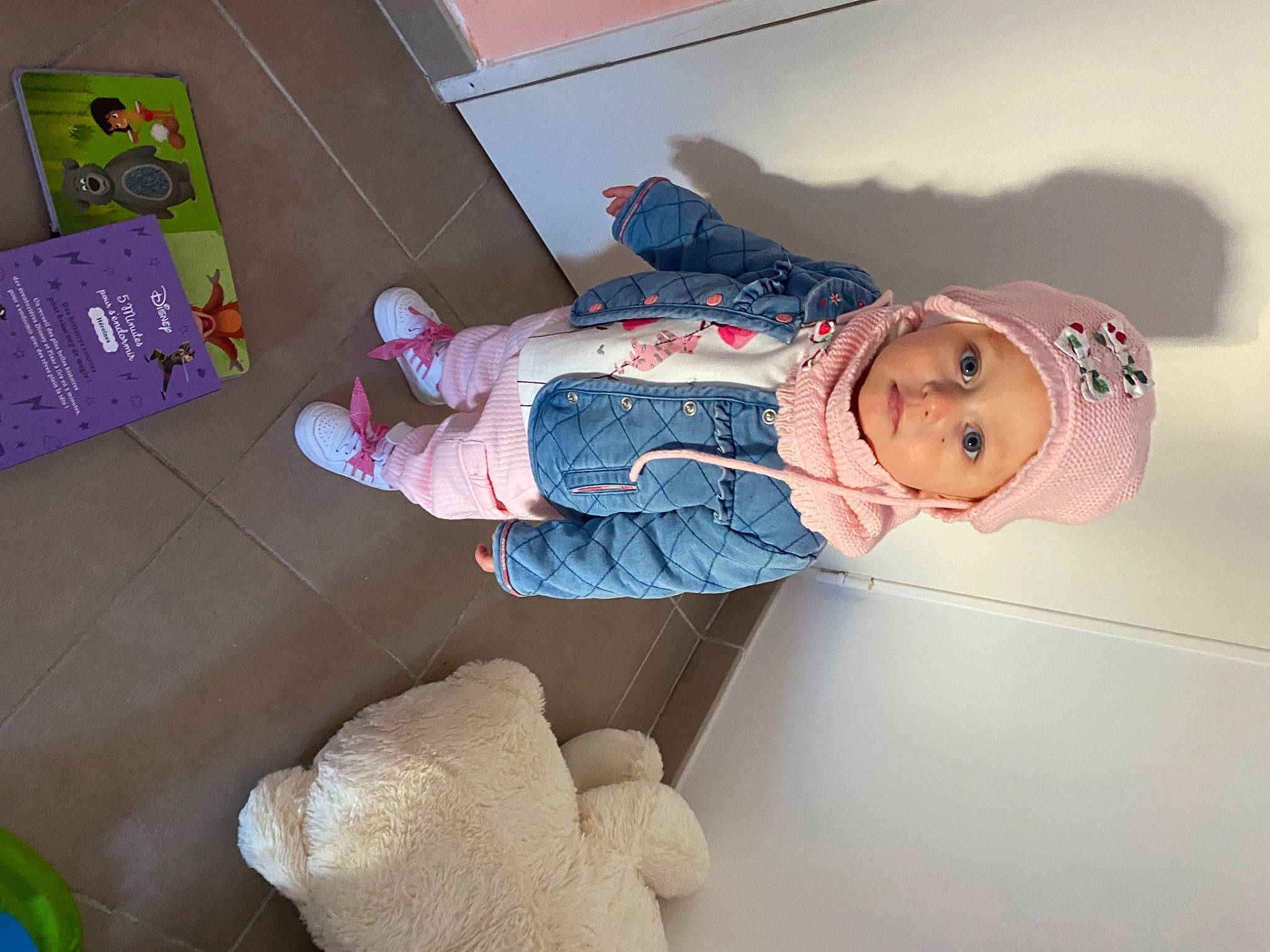 Maywenn participe au concours pour gagner de l'argent avec cette photo : baby, baby_toddler_clothing, child, comfort, floor, flooring, fun, happy, headwear, linens, magenta, person, pink, product, purple, room, sleeve, smile, sock, textile