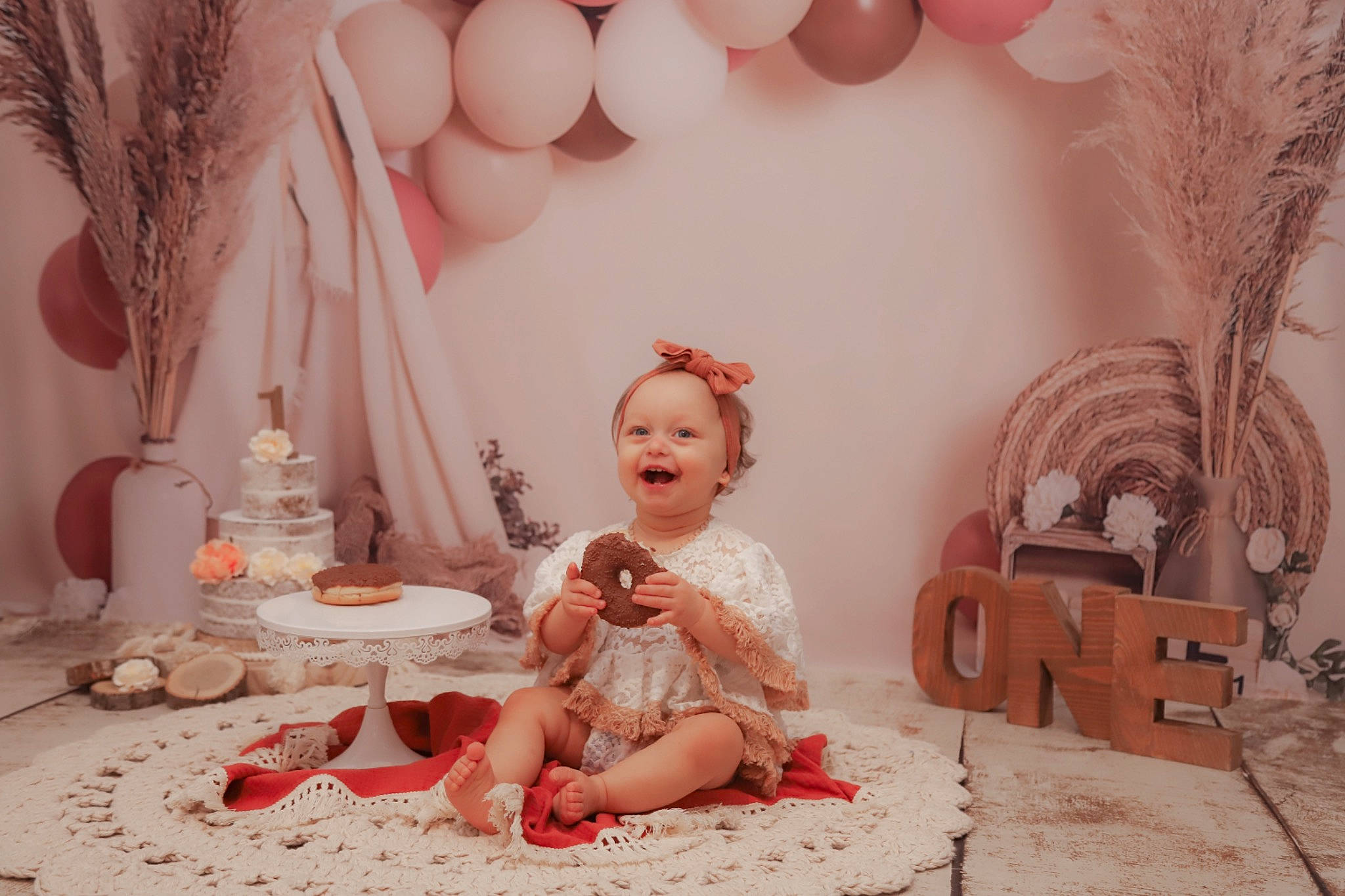 Maywenn a rejoint le concours — aidez-le/la à gagner de superbes lots ! baby, balloon, beauty, child, decoration, doll, event, happy, headpiece, headwear, peach, person, photograph, pink, room, sitting, sweetness, tableware, textile, toddler