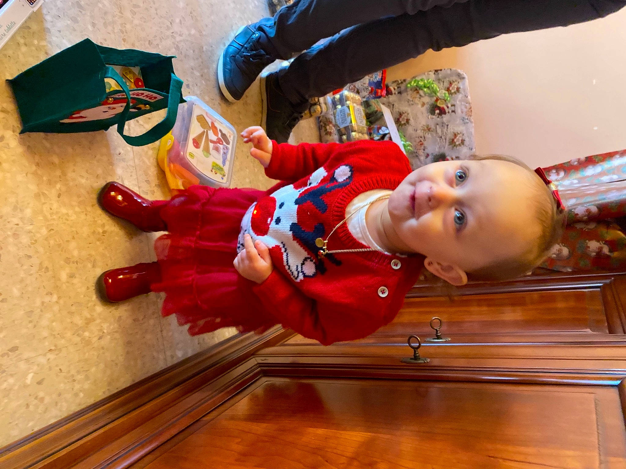 Maywenn a rejoint le concours — aidez-le/la à gagner de superbes lots ! baby, baby_toddler_clothing, child, christmas, christmas_eve, comfort, floor, flooring, fun, happy, hardwood, orange, person, play, room, smile, toddler, varnish, wood, wood_flooring