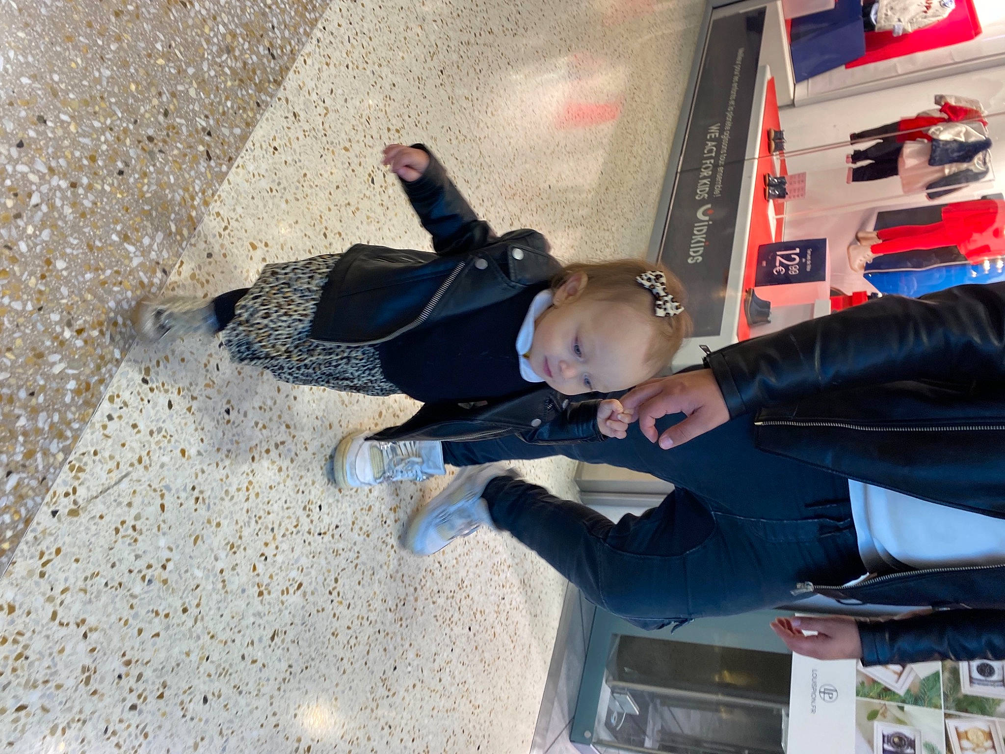 Maywenn participe au concours pour gagner de l'argent avec cette photo : asphalt, auto_part, automotive_exterior, child, concrete, fun, pedestrian, person, road_surface, shadow, tire, toddler, tree