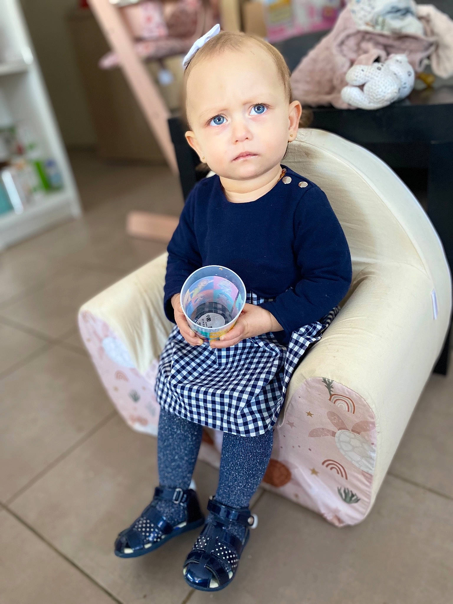 Maywenn a rejoint le concours — aidez-le/la à gagner de superbes lots ! baby, baby_toddler_clothing, child, comfort, electric_blue, flooring, fun, happy, human_leg, knee, leg, pattern, person, shoe, sitting, sleeve, t_shirt, textile, thigh, toddler