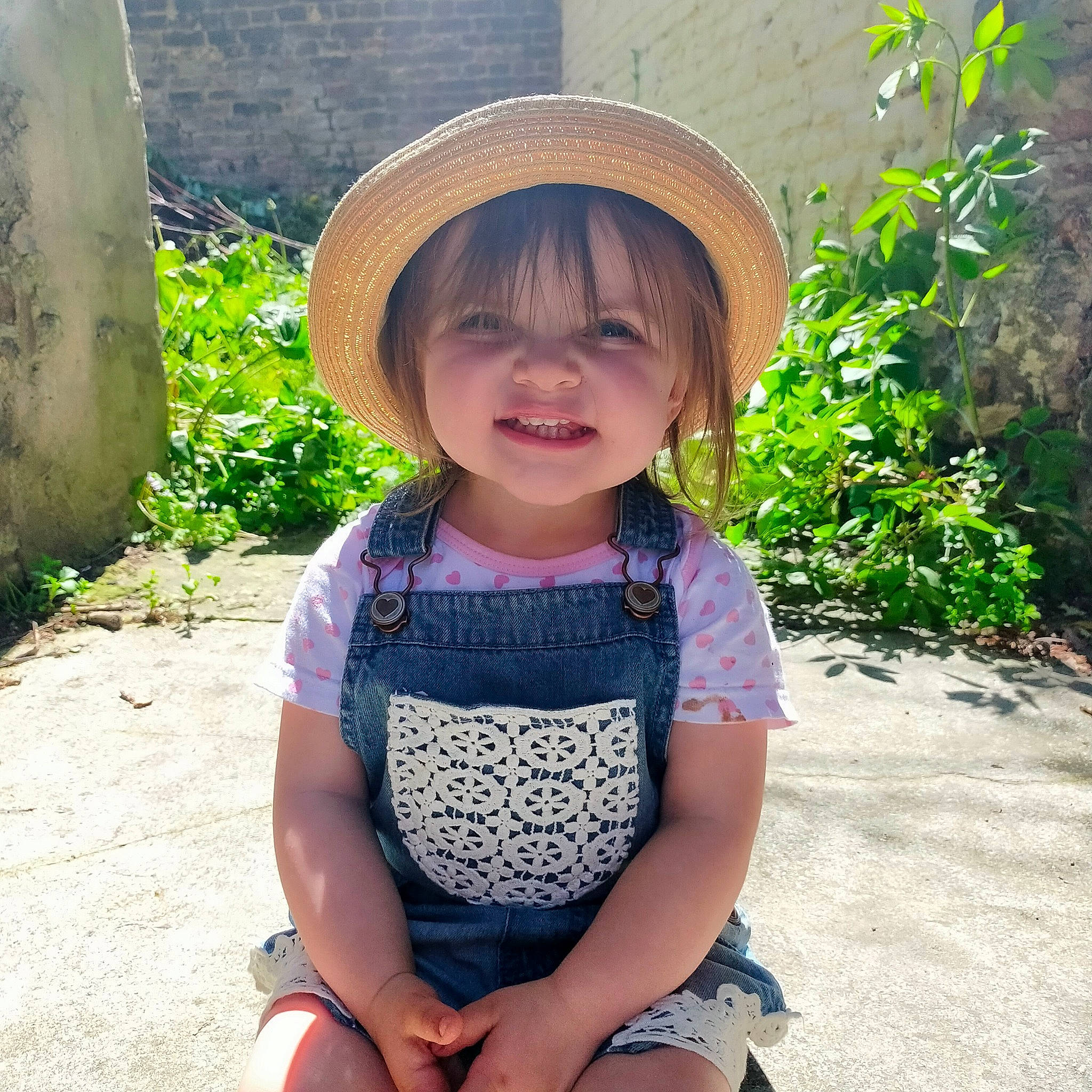 Loli a rejoint le concours — aidez-le/la à gagner de superbes lots ! baby_toddler_clothing, cool, grass, happy, hat, head, headgear, headwear, human_body, joy, leaf, leisure, people, people_in_nature, person, photograph, plant, smile, summer, sun_hat
